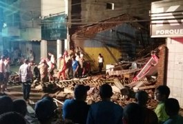 VÍDEO: Teto de mercadinho desaba e deixa feridos em São José da Laje