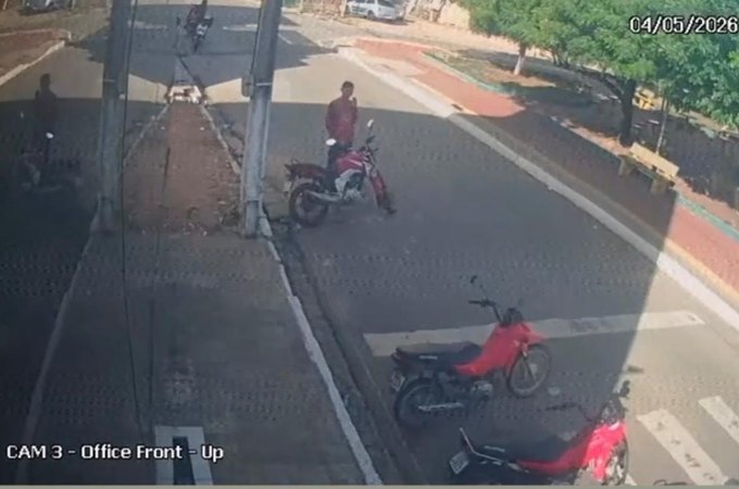 Motocicleta é furtada em plena luz do dia em Taquarana; crime foi flagrado por câmeras