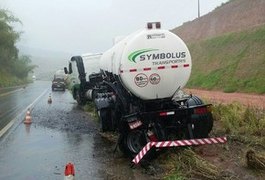 Acidente envolvendo duas carretas derrama óleo na BR-101, em AL