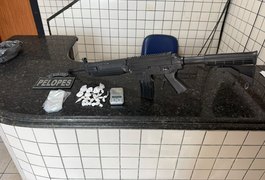 Jovem é preso com cocaína e simulacro de fuzil após ostentar arma em redes sociais no interior de Alagoas