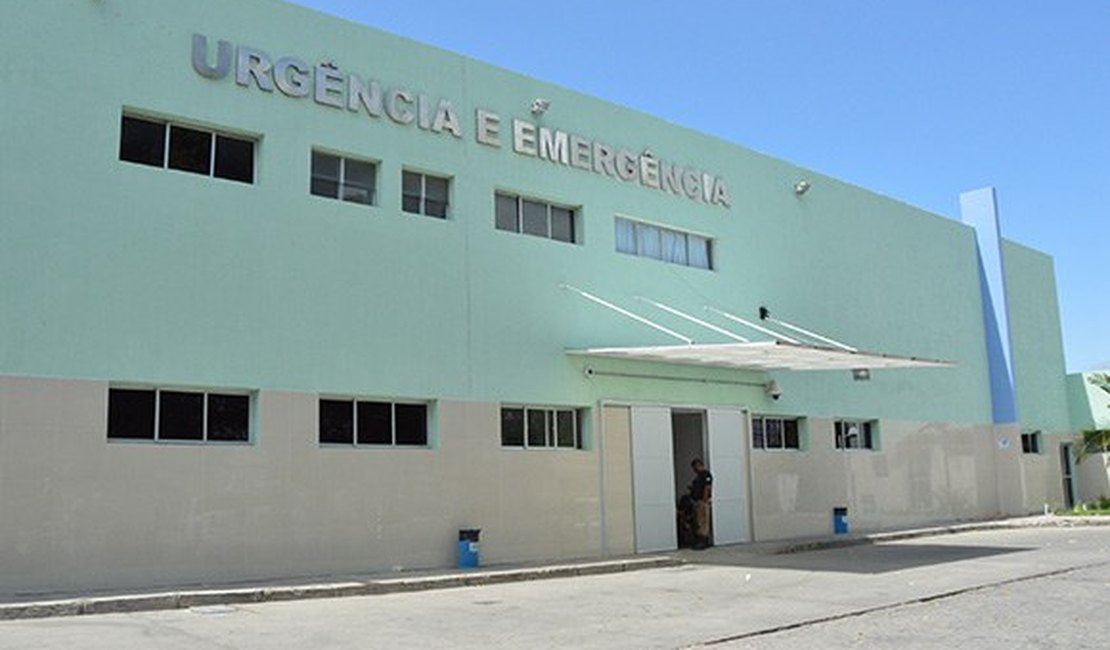 Criminosos invadem residência e esfaqueiam jovem, em Maceió