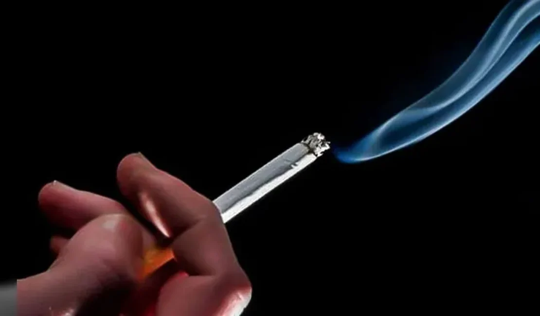 Homem fuma perto de motocicleta, brasas de cigarro caem em poça de gasolina e incêndio atinge veículo em Arapiraca