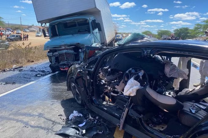 Duas pessoas morrem após acidente entre caminhão e carro na BR-230, na PB