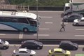 Bandidos tomam ônibus escolares para fazer barricadas na Linha Vermelha, no RJ