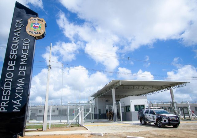 Mulher é presa pela Polícia Penal após furtar celular e ser flagrada com drogas, no presídio de Maceió