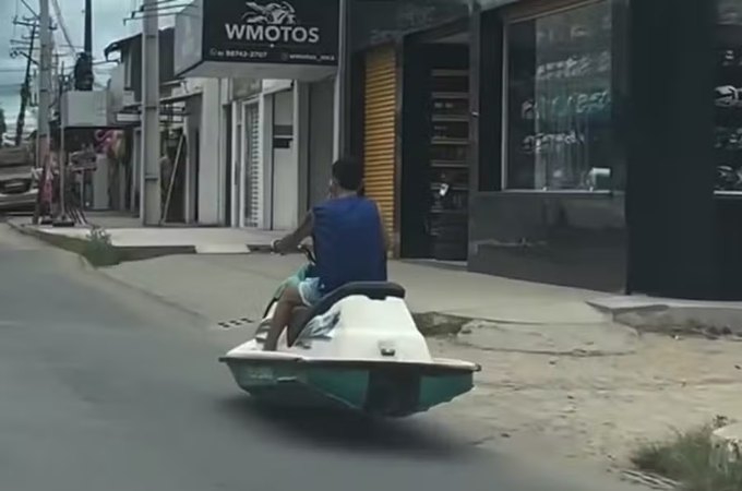 Homem é flagrado ‘pilotando’ moto aquática pelas ruas de Maceió