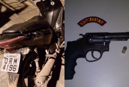 Adolescentes são apreendidos com arma de fogo e moto roubada em Penedo