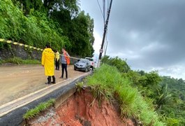 Após deslizamento de barreira em Maceió, ônibus que passavam pela Ladeira de Fernão Velho têm trajeto alterado