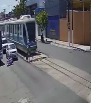 Vídeo. Motociclista salva idosa de ser atropelada por VLT em Maceió
