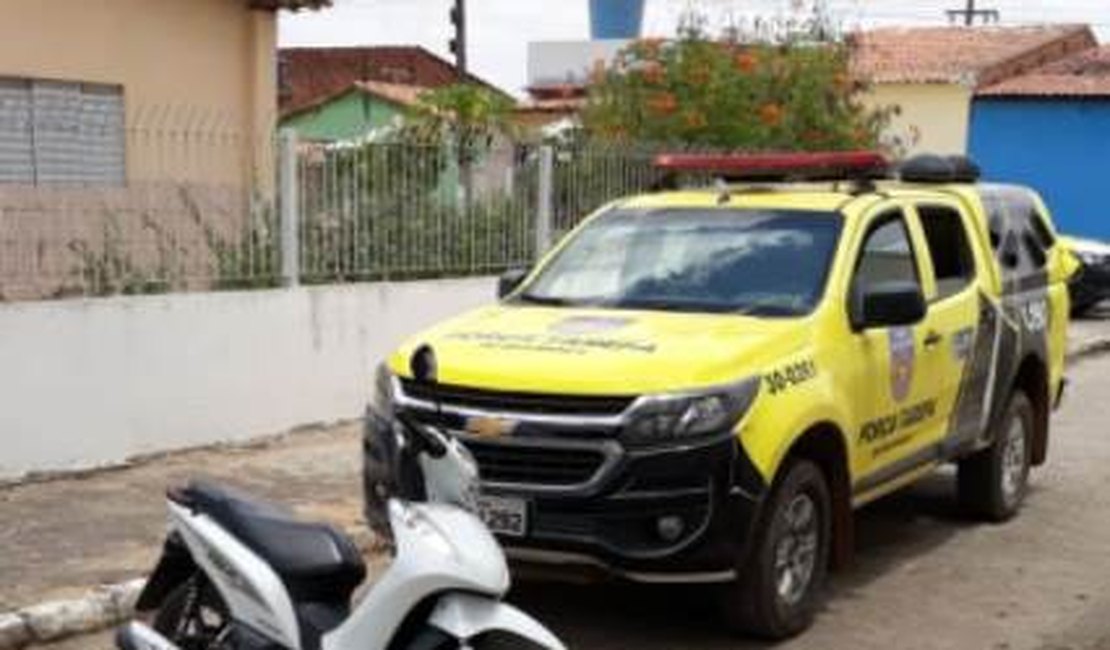Motocicleta roubada é encontrada abandonada no bairro Jardim Esperança, em Arapiraca