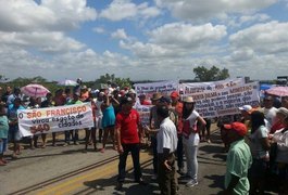 Ribeirinhos interditam a ponte de Propriá no dia de aniversário do Rio São Francisco