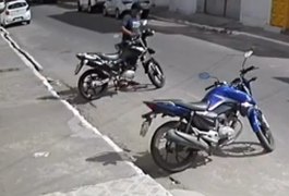 Vídeo. Câmera de segurança flagra furto de motocicleta no Centro de Arapiraca