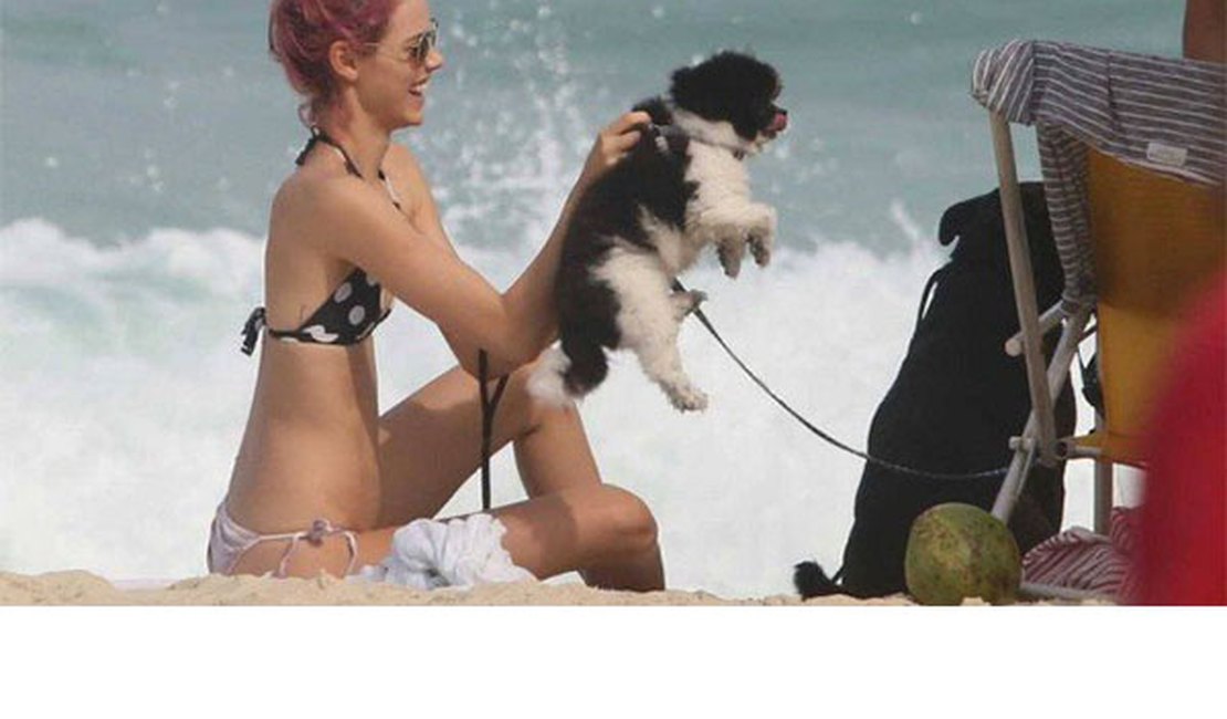 Laura Neiva curte praia com cachorros que adotou quando era noiva de Chay Suede