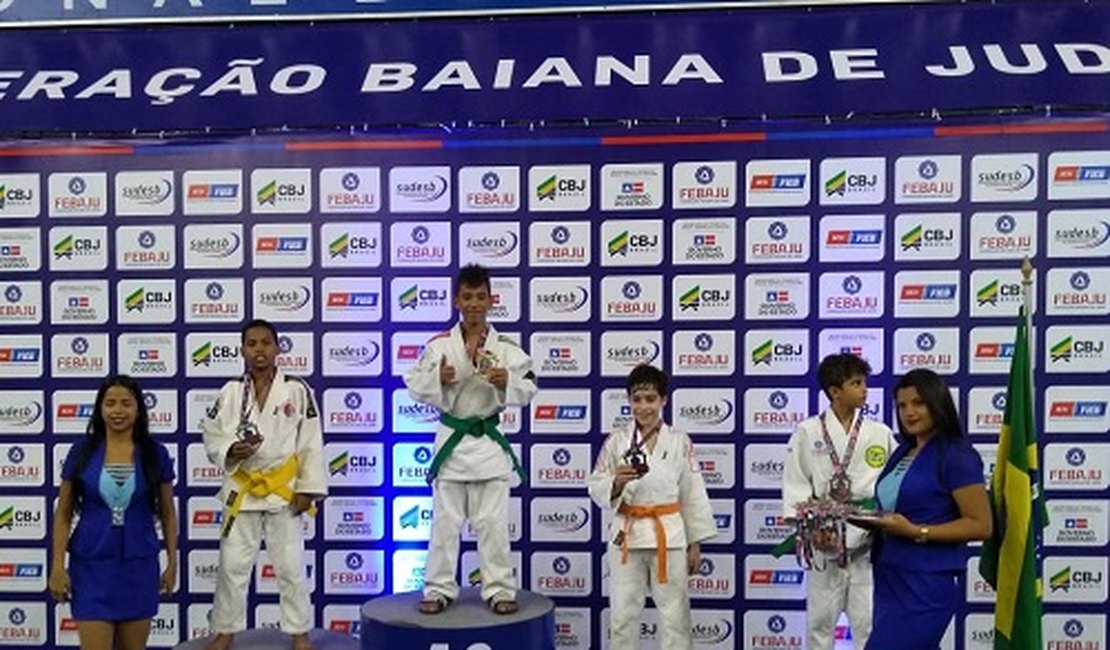 Seis atletas do Instituto Andrade sobem ao pódio em competição de judô na Bahia