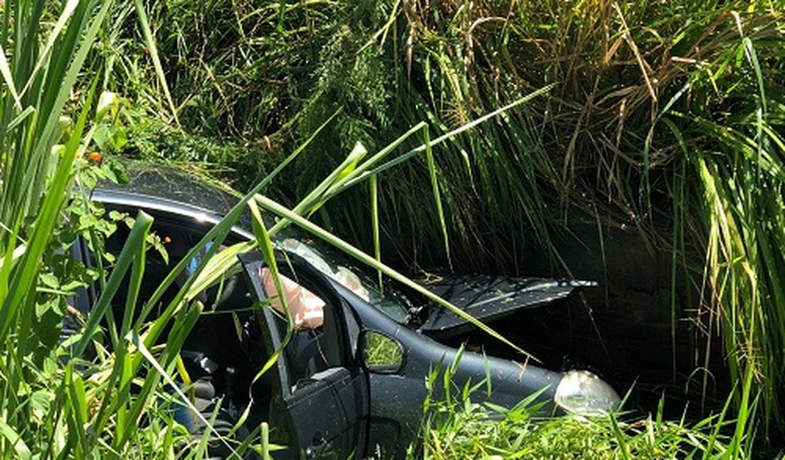 Homem atira carro em ribanceira por causa de fim de relacionamento