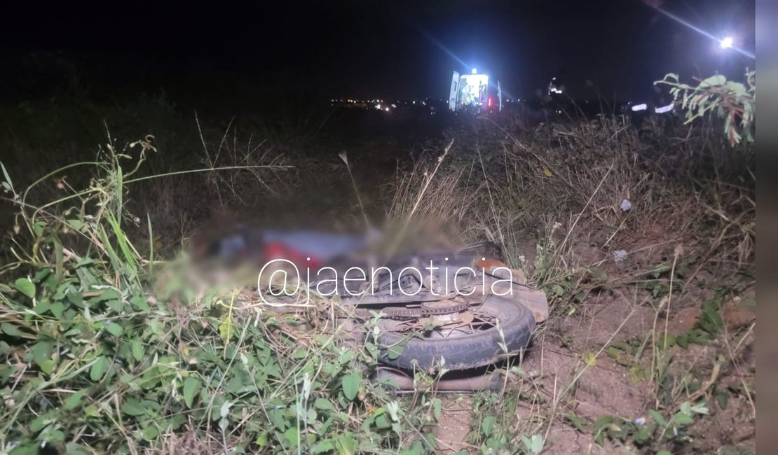 Condutor é encontrado morto ao lado de motocicleta às margens da AL-220, em Arapiraca