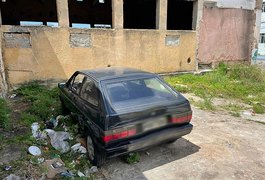 Trabalhadores de obra encontram idoso que vendia coco morto dentro de carro em Maceió