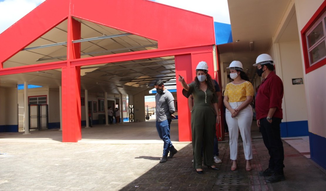 Fabiana Pessoa acompanha andamento das obras no bairro Canafistula