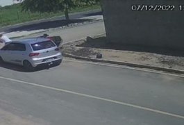 Vídeo mostra criminosos em carro e mulher reagindo a assalto no povoado Canaã