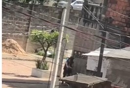 VÍDEO: Filmagem mostra mulher sendo agarrada à força e arrastada por homem em Maceió