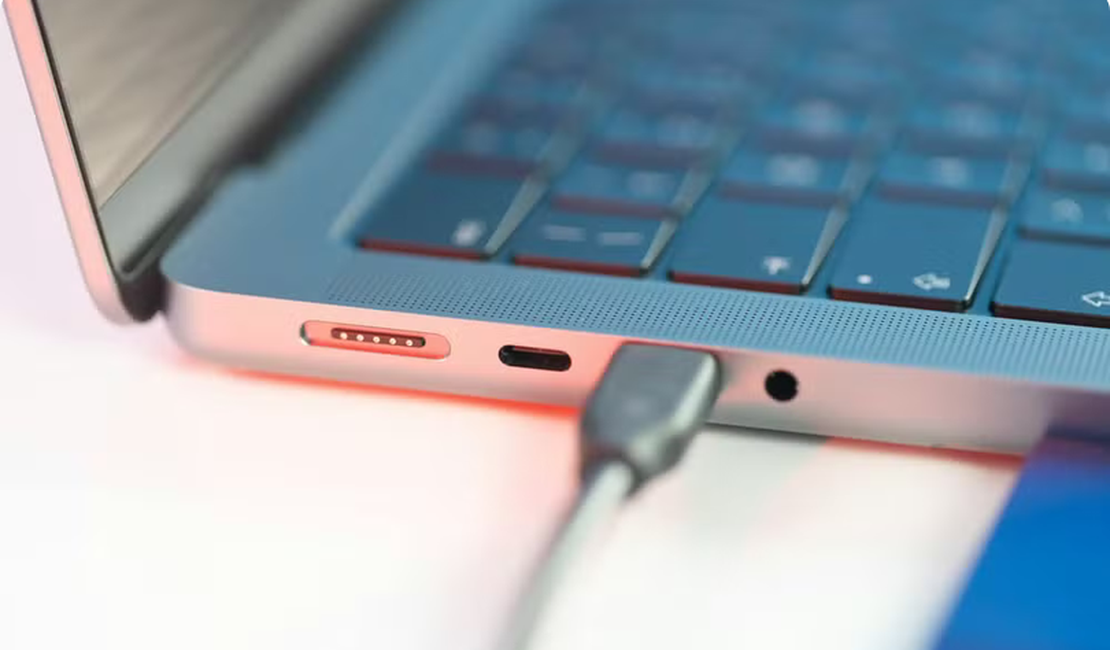 Deixar o notebook ligado na tomada o dia todo estraga a bateria?