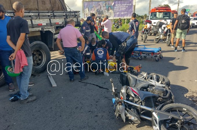 Motociclista bate na traseira de caminhão parado no acostamento e fica gravemente ferido em Arapiraca