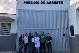 Biblioteca de Arapiraca doa livros para Presídio do Agreste e fortalece projeto de ressocialização