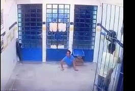 Casal furta eletrônicos e material de limpeza em escola de Maceió
