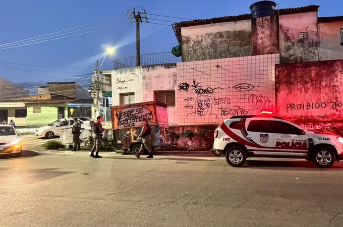 Corpo de mulher é achado em saco plástico no Jacintinho, em Maceió