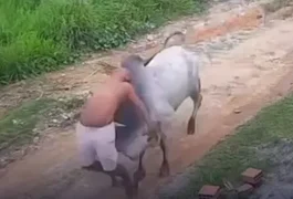 Idoso é surpreendido ao ser atingido violentamente por boi