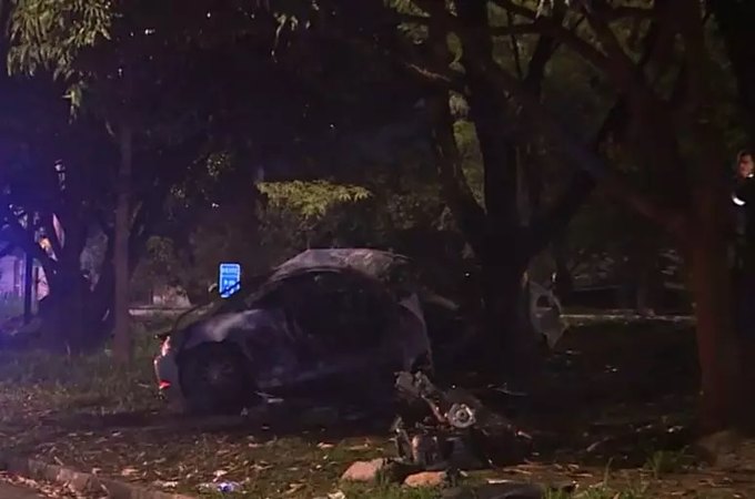 Porsche bate em árvore, pegar fogo e duas pessoas morrem carbonizadas no interior de SP