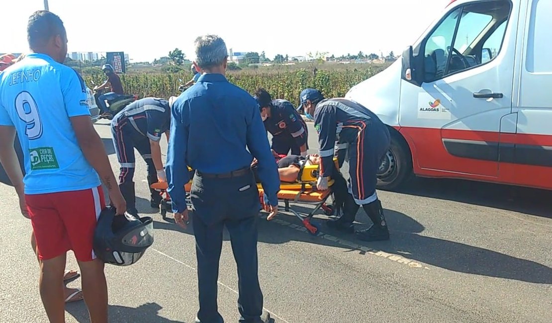 Mulher fica ferida após motocicleta ser atingida por veículo de passeio na AL-220, em Arapiraca
