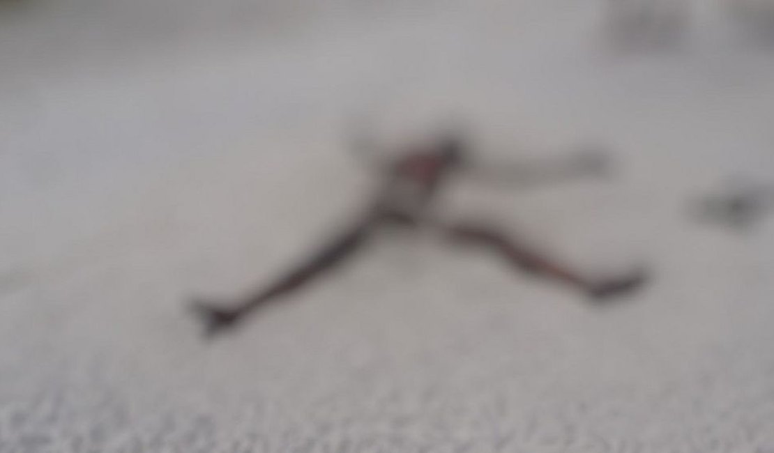 Cadáver em estado avançado de decomposição é encontrado boiando em praia de Maceió