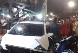 Motorista com sinais de embriaguez derruba motos e invade lanchonete em Maceió