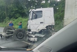 Após pneu estourar, caminhão bate em mureta de rodovia e uma pessoa fica ferida, no interior de Alagoas