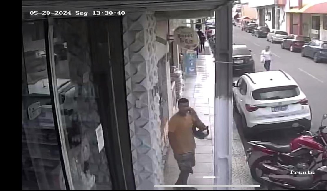 VÍDEO. Homem é flagrado furtando moto em plena luz do dia no centro de Arapiraca