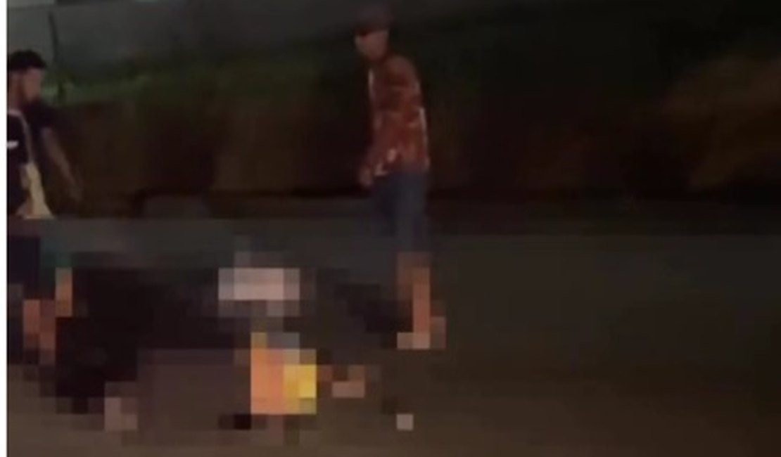 Idoso é atropelado por motocicleta em frente ao Cisp, às margens da BR-104 em ﻿Rio Largo
