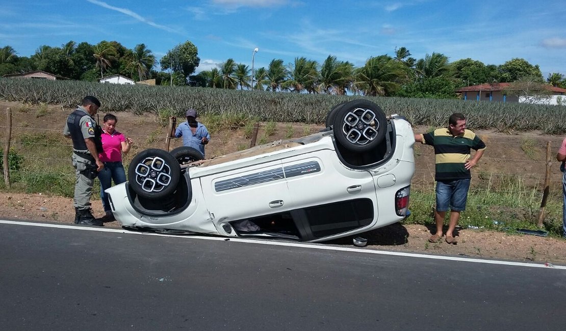 Motorista perde o controle e capota veículo na AL-220