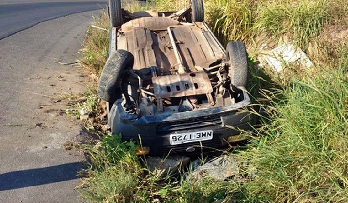 Condutor perde controle de carro em curva e capota na BR-101, em Junqueiro
