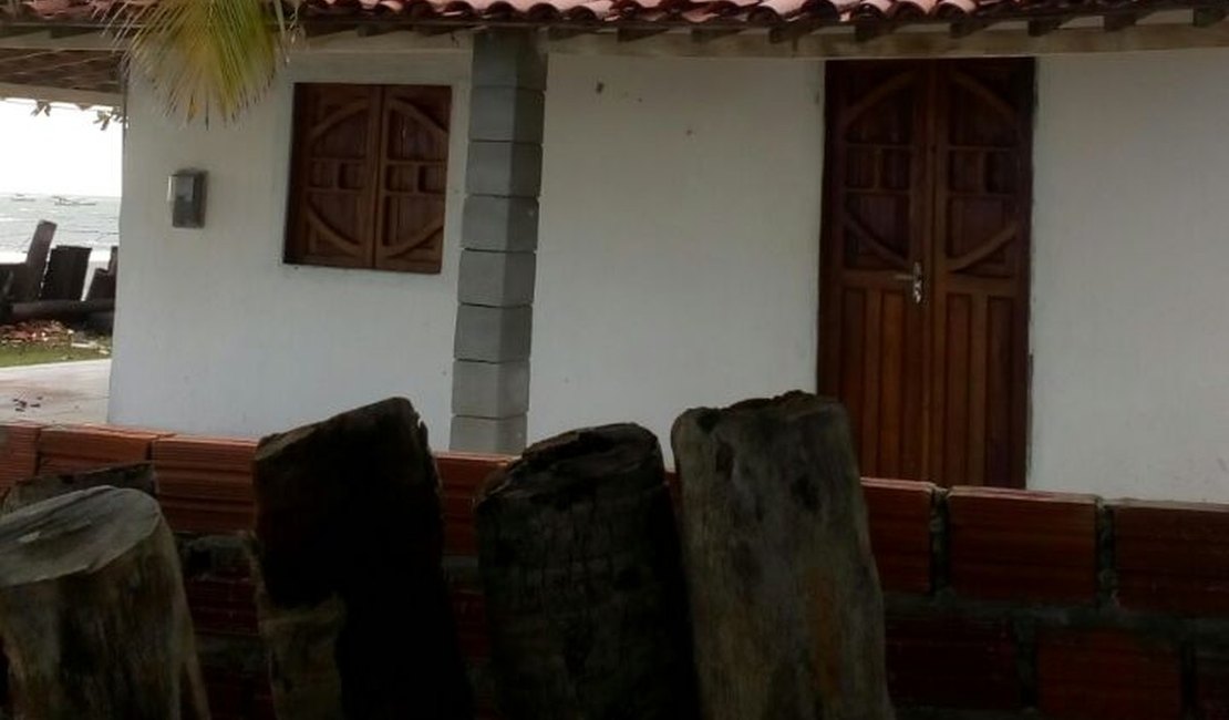 Coqueiro cai sobre casa na Praia do Pontal do Peba, em Alagoas