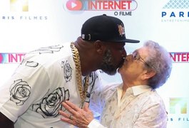 Mais inusitado impossível: Mr. Catra dá selinho em Palmirinha
