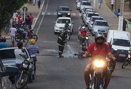 Colisão entre motocicletas causa incêndio em um dos veículos, em Arapiraca