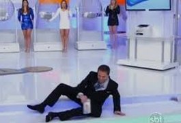 Silvio Santos escorrega e leva tombo durante seu programa