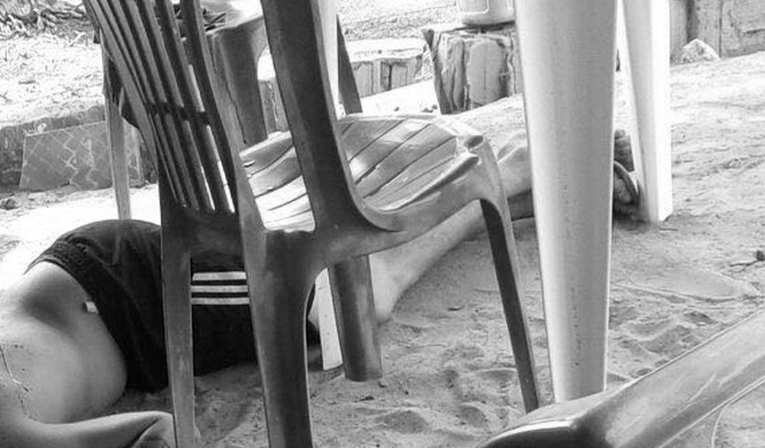 Dois jovens suspeitos de envolvimento com crimes são assassinados a tiros dentro de bar