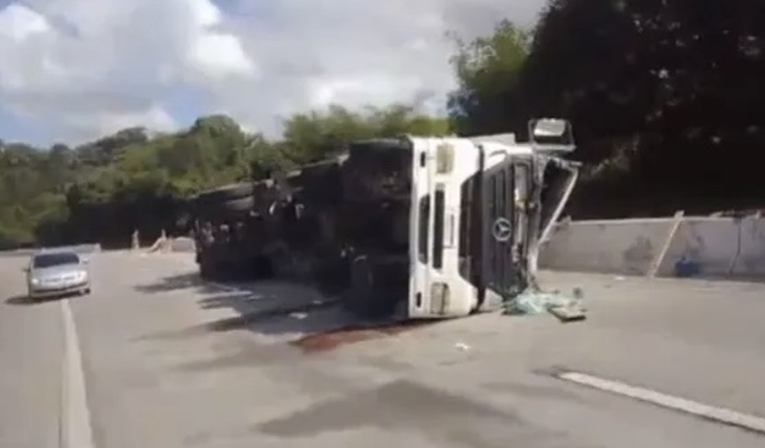 Parte de rodovia no interior de Alagoas é interditada após tombamento de caminhão