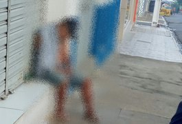 Homem passa mal e morre sentado na frente de loja em Taquarana