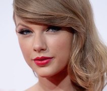 Taylor Swift aciona justiça contra radialista que a teria assediado em show