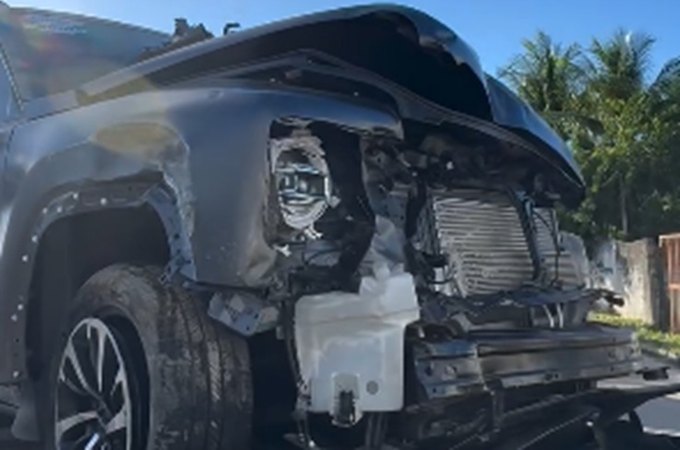 Carro colide contra duas motos e derruba poste de energia elétrica em Paripueira