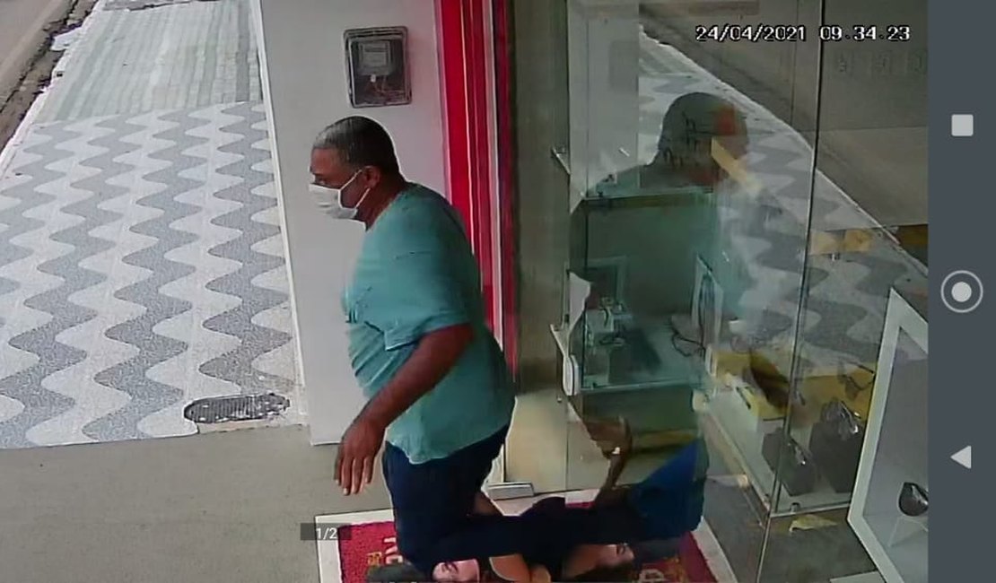 Vídeo. Funcionária de ótica briga com criminoso durante tentativa de assalto, em Arapiraca