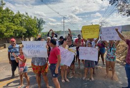 Vídeo. Arapiraquenses sem água há dias protestam e fecham rodovia